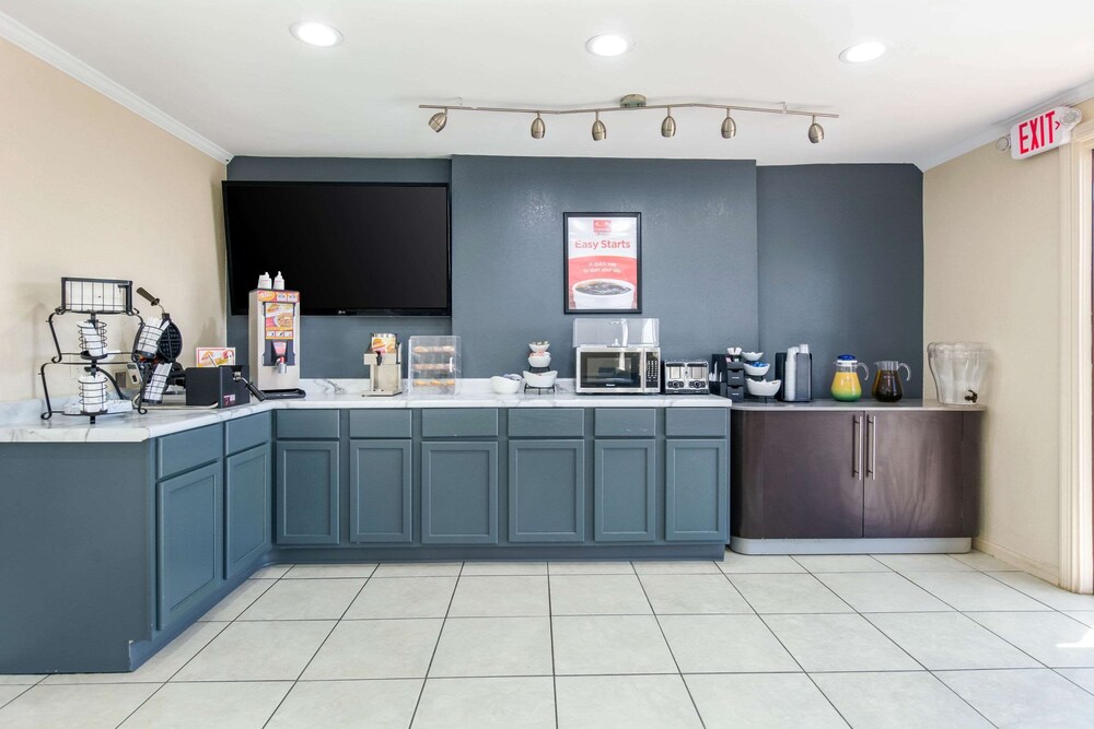 Breakfast area, Econo Lodge Inn & Suites