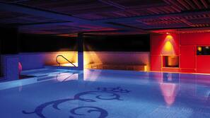 Innenpool, geöffnet von 06:00 Uhr bis 22:00 Uhr, Liegestühle