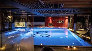 Innenpool, geöffnet von 06:00 Uhr bis 22:00 Uhr, Liegestühle