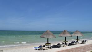 Playa privada, arena blanca, tumbonas y sombrillas