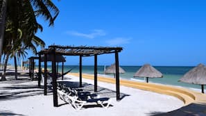Playa privada, arena blanca, tumbonas y sombrillas