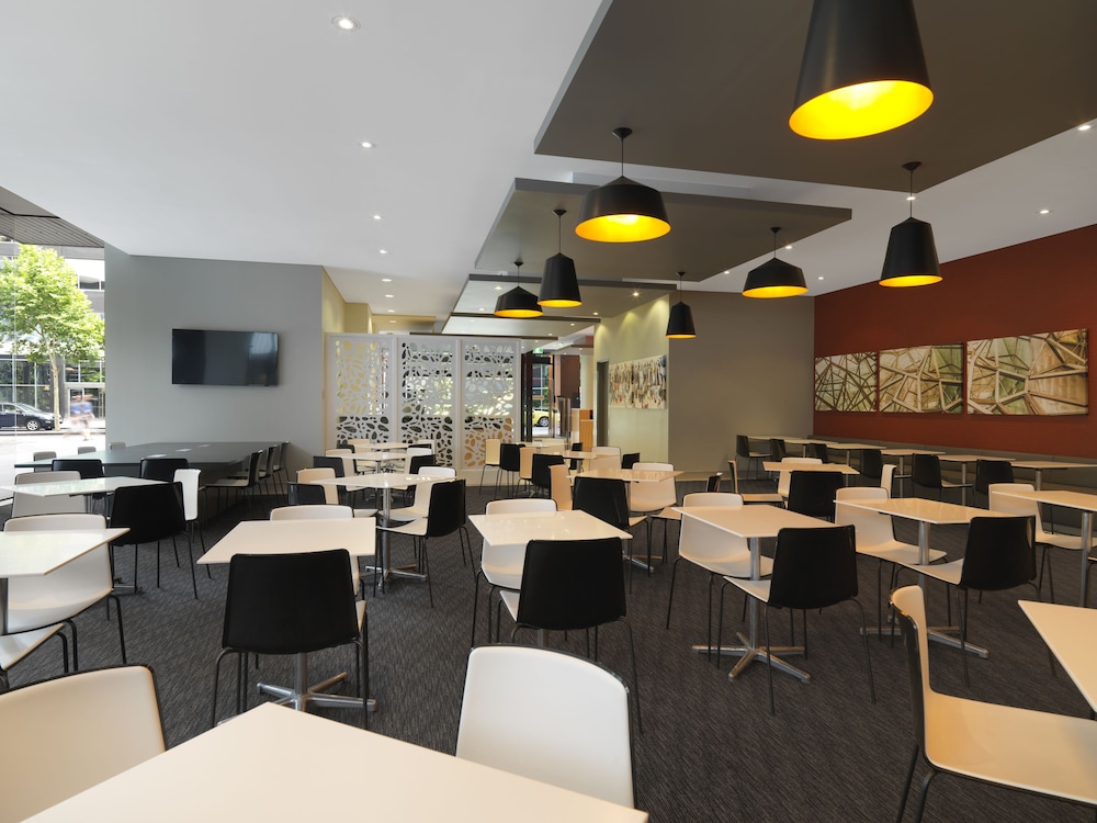 Breakfast area, Mercure Melbourne Southbank