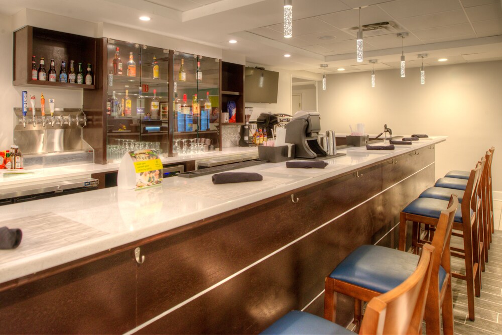 Bar (on property), Holiday Inn Belcamp - Aberdeen Area, an IHG Hotel