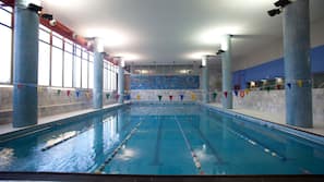 Una piscina cubierta