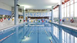 Una piscina cubierta