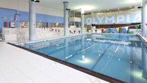 Una piscina cubierta