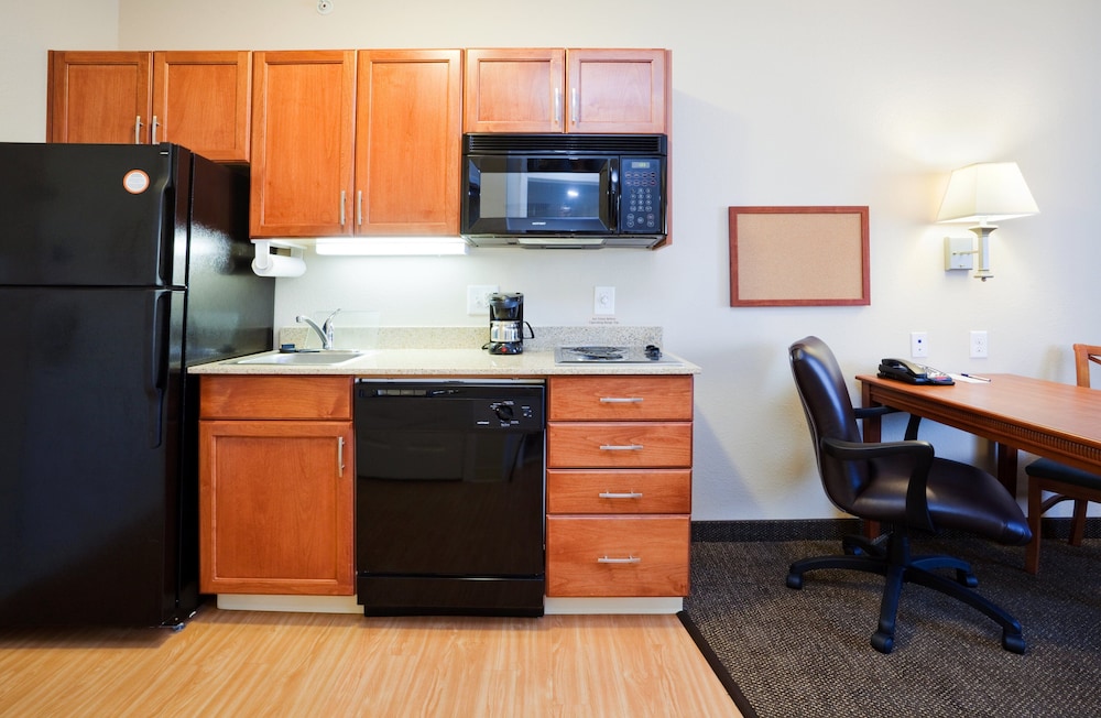 Private kitchen, Candlewood Suites New Bern, an IHG Hotel