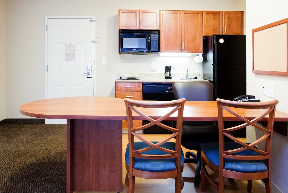 Private kitchen, Candlewood Suites New Bern, an IHG Hotel