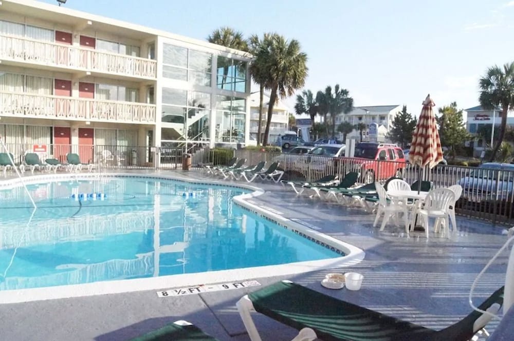 BBQ/picnic area, The Oceanfront Viking Motel