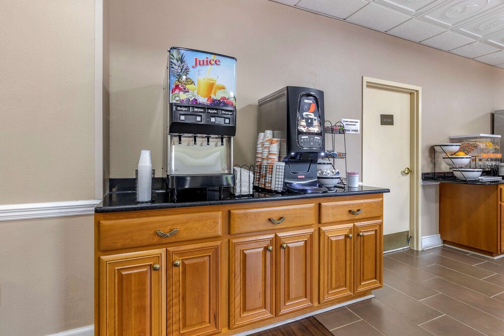 Breakfast area, Comfort Inn & Suites Statesboro - University Area