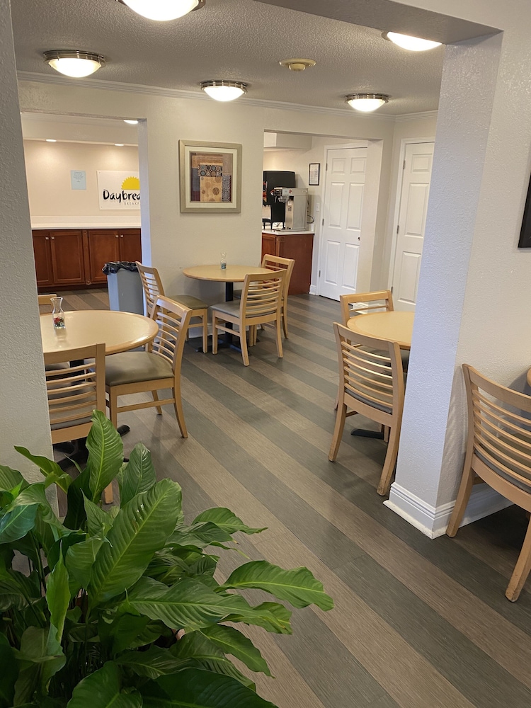 Days Inn & Suites by Wyndham Mobile