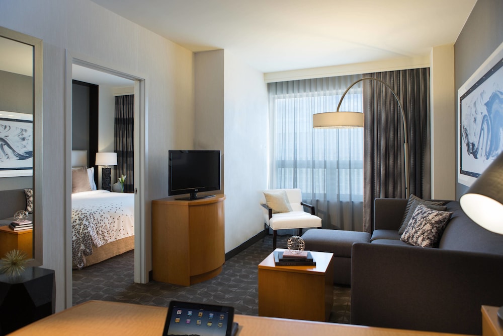 Renaissance Chicago O'Hare Suites Hotel