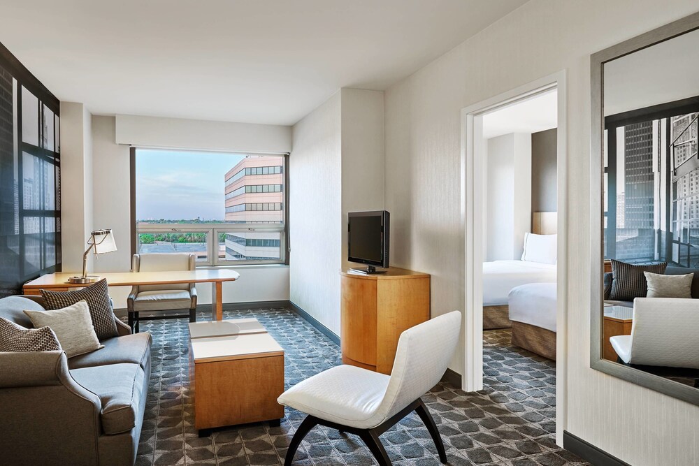 Renaissance Chicago O'Hare Suites Hotel