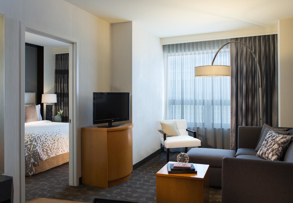 Renaissance Chicago O'Hare Suites Hotel