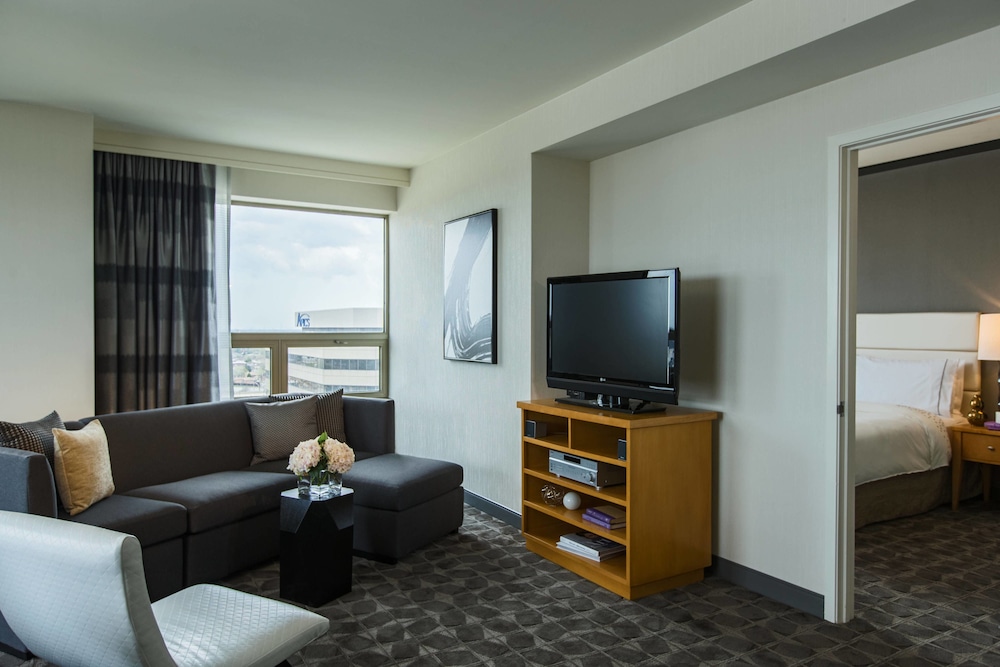 Renaissance Chicago O'Hare Suites Hotel