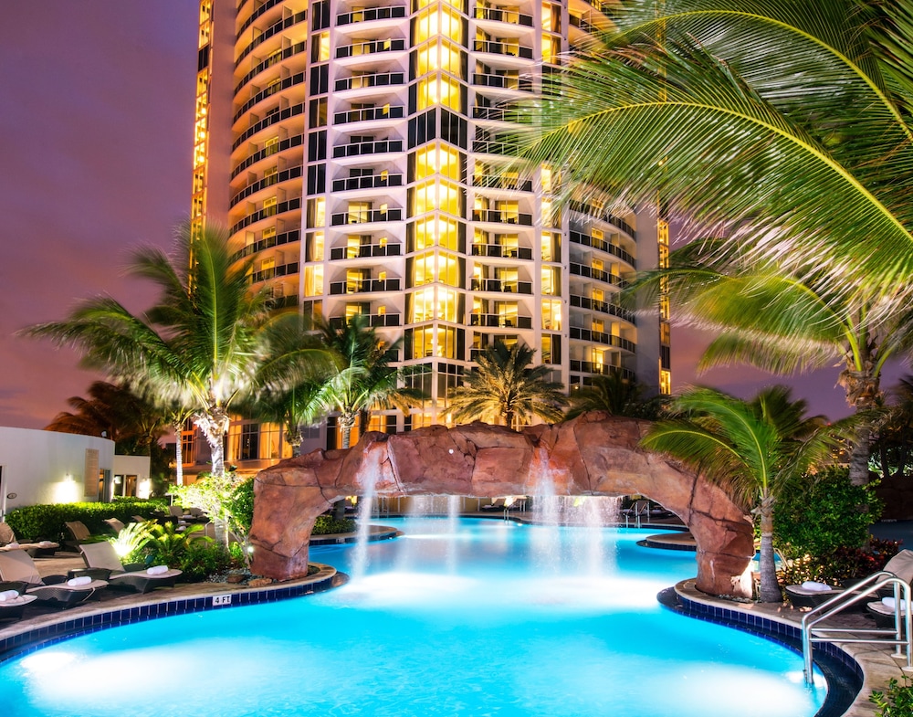 Fachada del alojamiento - Noche, Trump International Beach Resort