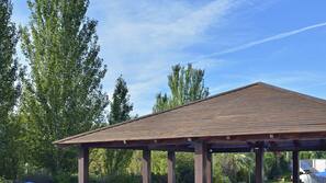 Una piscina cubierta, una piscina al aire libre