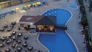 Una piscina cubierta, una piscina al aire libre