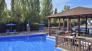Una piscina cubierta, una piscina al aire libre