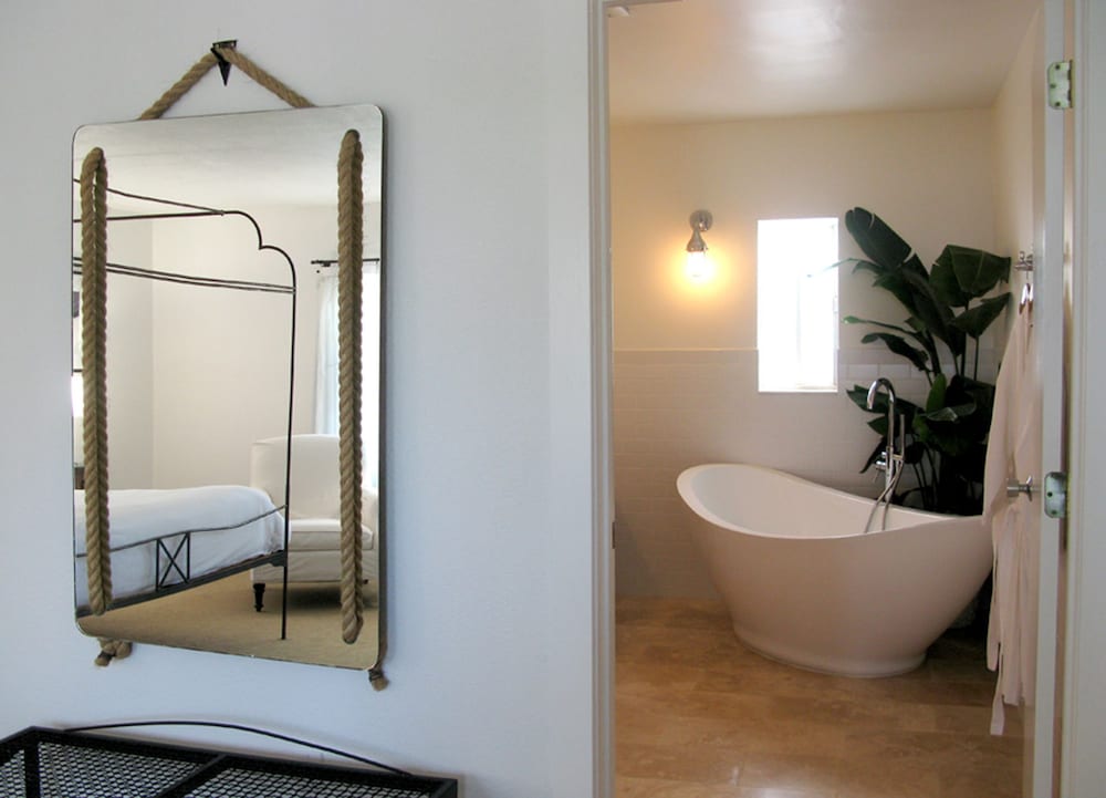 Deep soaking bathtub, Casa Morada