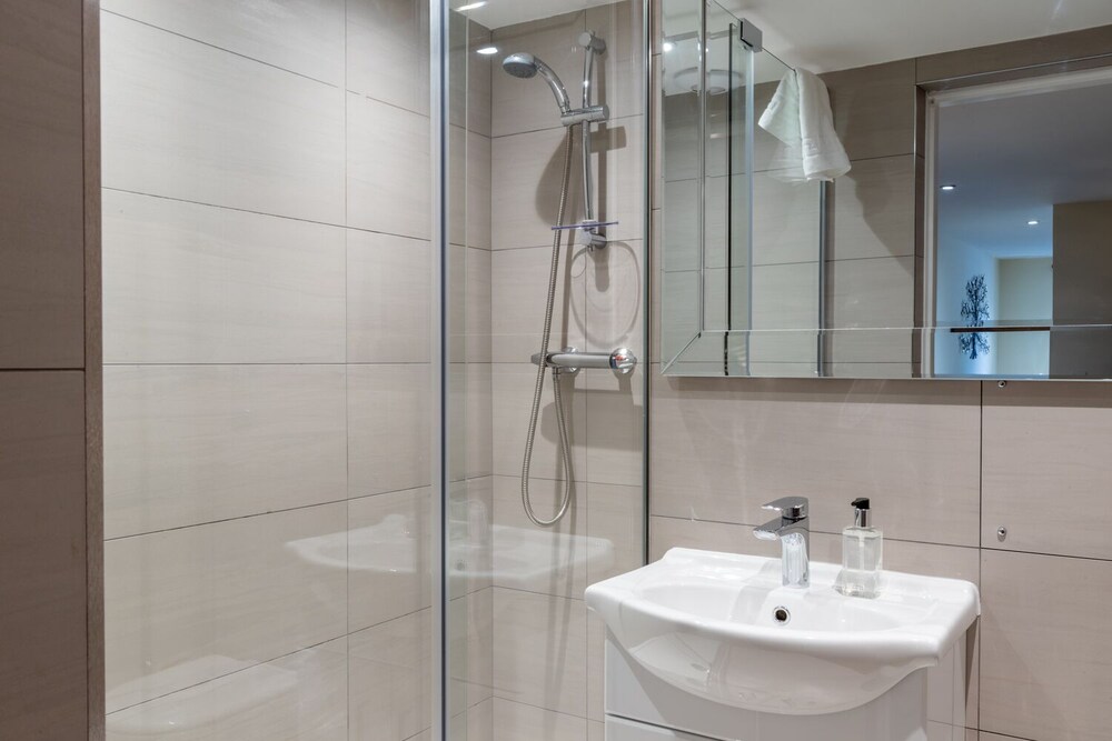 Bathroom, Lakes Hotel and Spa