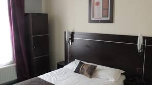 Een kluis op de kamer, een bureau, geluiddichte muren, gratis babybedden