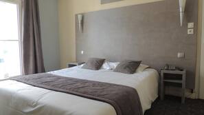 Een kluis op de kamer, een bureau, geluiddichte muren, gratis babybedden