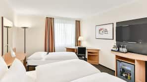 Duntäcken, minibar, värdeförvaringsskåp på rummet och skrivbord