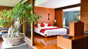 Premium bedding, in-room safe, desk, blackout curtains