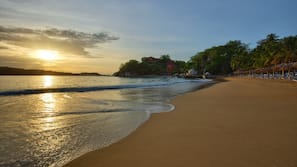 Ubicación a pie de playa, buceo con tubo, windsurf y bar en la playa