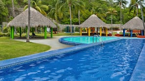3 piscinas al aire libre, sombrillas