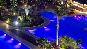 Indoor pool, 4 outdoor pools, pool loungers