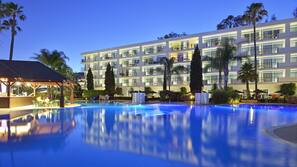 Indoor pool, 4 outdoor pools, pool loungers