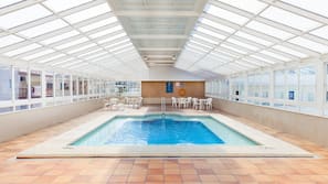 Una piscina cubierta, una piscina al aire libre