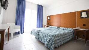 Minibar, caja fuerte, escritorio y cortinas opacas