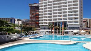 Una piscina cubierta, 2 piscinas al aire libre, sombrillas, tumbonas