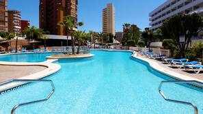 Una piscina cubierta, 2 piscinas al aire libre, sombrillas, tumbonas
