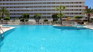 Una piscina cubierta, 2 piscinas al aire libre, sombrillas, tumbonas