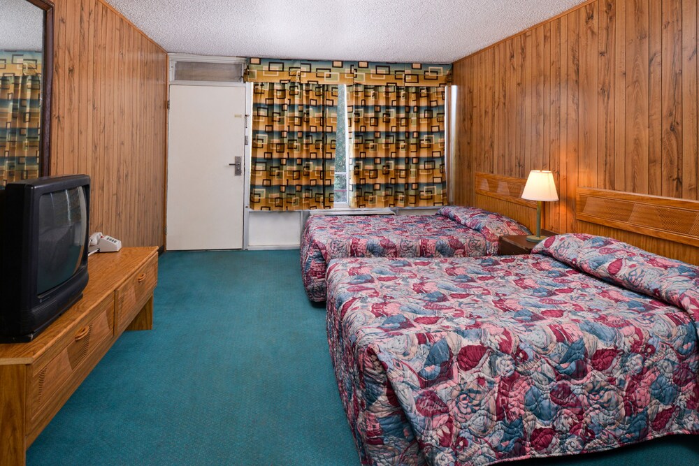 Room, Red Carpet Inn Battleboro