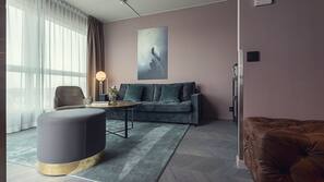 Premium bedding, in-room safe, desk, blackout drapes