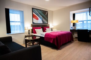 Junior Suite | Laptop workspace, blackout drapes, cribs/infant beds, free WiFi