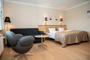 Comfort Room | Laptop workspace, blackout drapes, cribs/infant beds, free WiFi