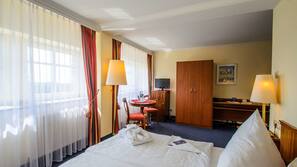 Minibar, pengeskab, skrivebord, mørklægningsgardiner