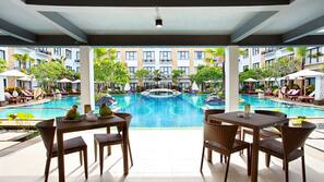 3 kolam renang outdoor