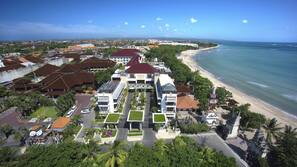 Di pantai dan pasir putih