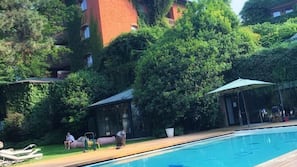 Piscina coperta, piscina stagionale all'aperto, lettini
