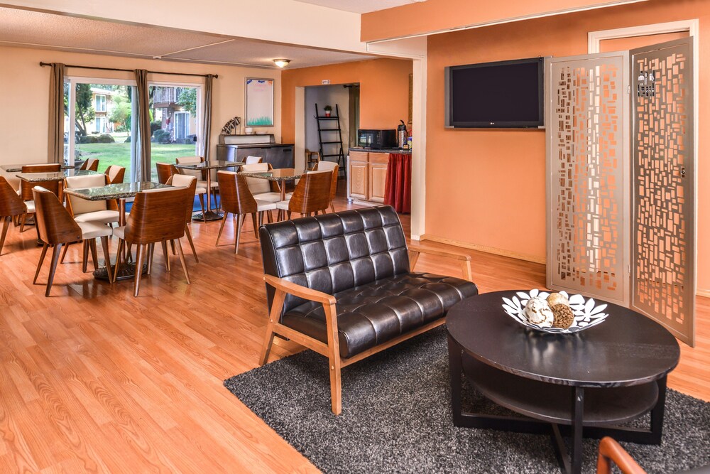 Sunrise Garden Suites Seattle 2019 Hotel Prices Expedia Co In View From Hotel Featured Image Lobby Sitting Area