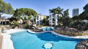 Innenpool, 3 Außenpools, Sonnenschirme