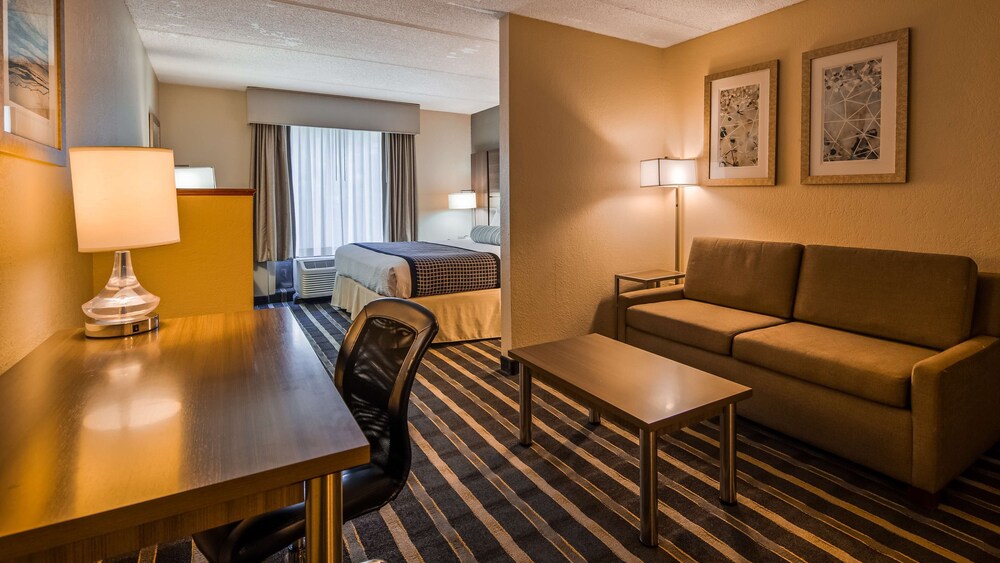 Best Western Plus Hotel & Suites Airport South