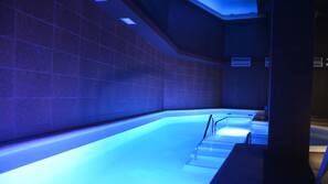 Una piscina cubierta